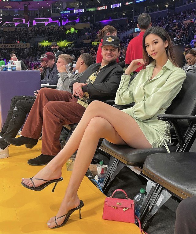 最美少妇？湖人女球迷，这是艺术家啊！-书籍-学习资料-电子书夸克网盘资源分享